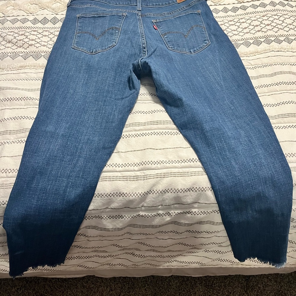Women’s Levi’s size 14 cropped jeans